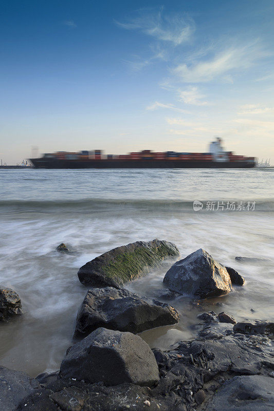 neuwe Waterweg河沿岸多变的海景